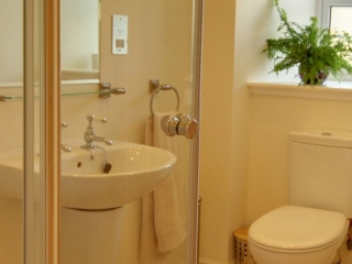 croft-house-glendale-skye-self-catering-bathroom